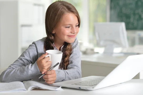 Ładna dziewczyna za pomocą komputera przenośnego — Zdjęcie stockowe