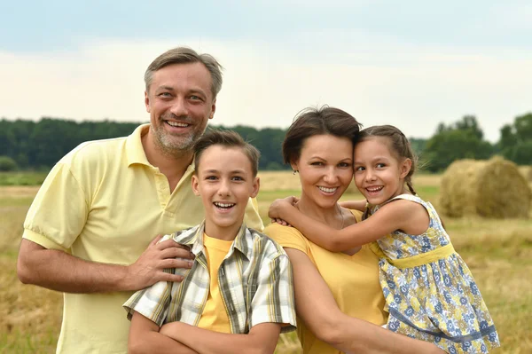 Lycklig familj på fältet — Stockfoto