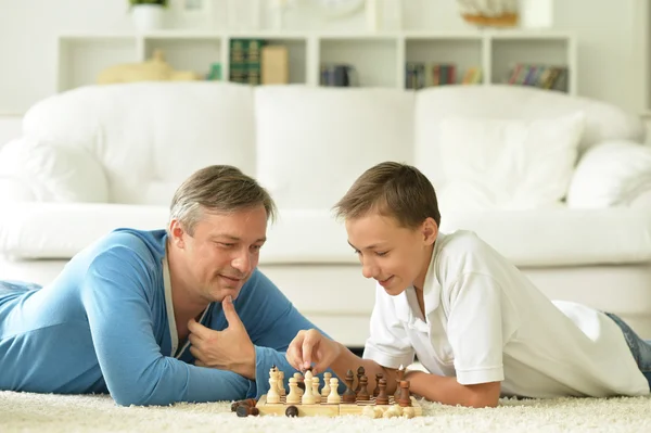 父子俩下棋 — 图库照片