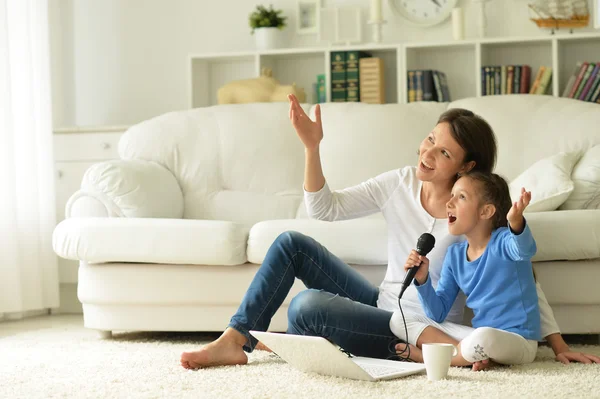 Mother and daughter using laptop — Stock Photo, Image