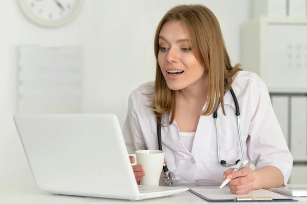 Médico feminino com laptop — Fotografia de Stock