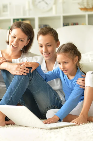 Retrato de família feliz com laptop — Fotografia de Stock