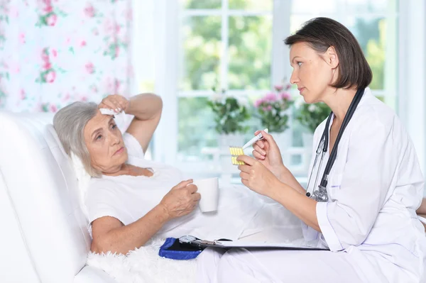 Femme âgée à l'hôpital — Photo