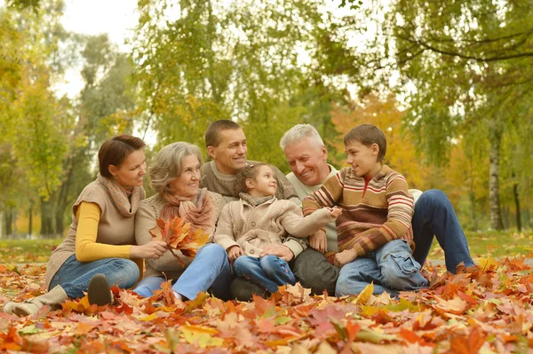 Família feliz na floresta de outono — Fotografia de Stock