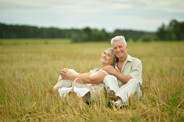 Gelukkige senior paar in de zomer — Stockfoto
