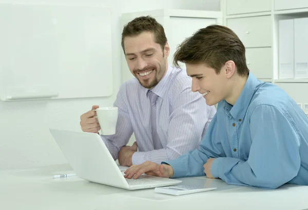 Dois homens de negócios trabalhando em um laptop — Fotografia de Stock