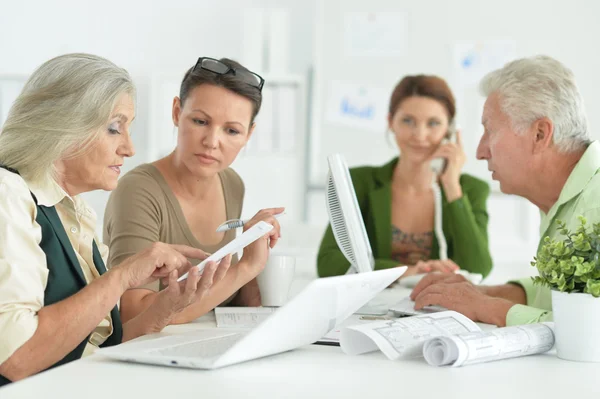 Les gens d'affaires actifs au bureau — Photo