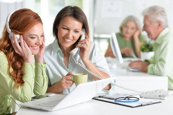 Les gens d'affaires actifs au bureau — Photo