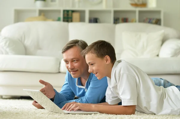 Pai e filho jogando jogo de computador — Fotografia de Stock