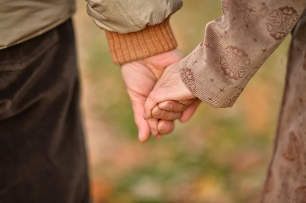 Paar handen samen — Stockfoto