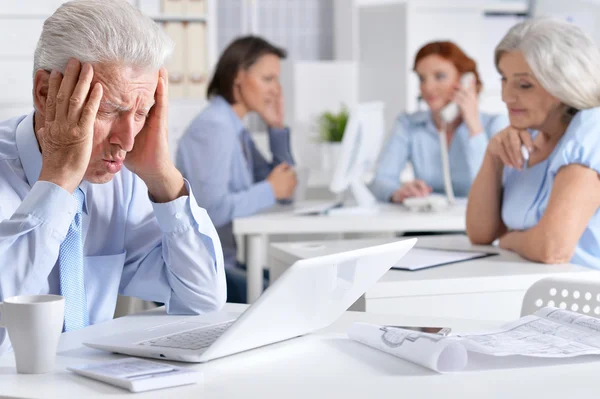 Arbeitende Geschäftsleute im Büro — Stockfoto