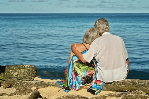 Couple âgé se reposer à la plage tropicale — Photo