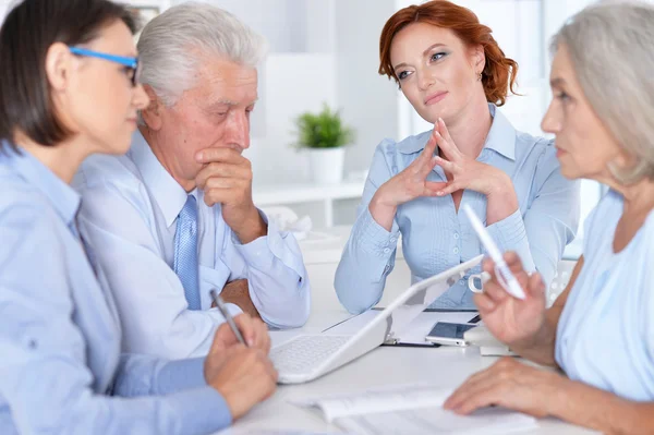 Les gens d'affaires actifs au bureau — Photo