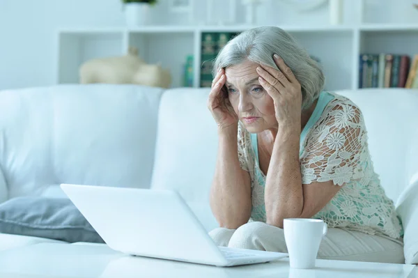 Mujer mayor con portátil — Foto de Stock