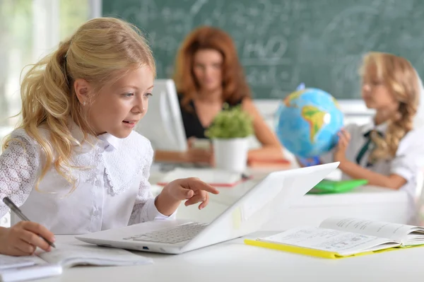 Leraar met twee meisjes — Stockfoto