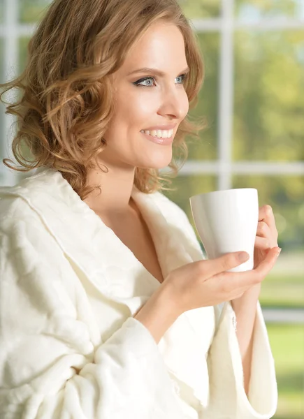 Femme avec une tasse de thé — Photo