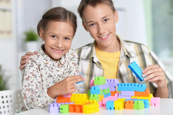 Broers en zussen spelen van lego — Stockfoto