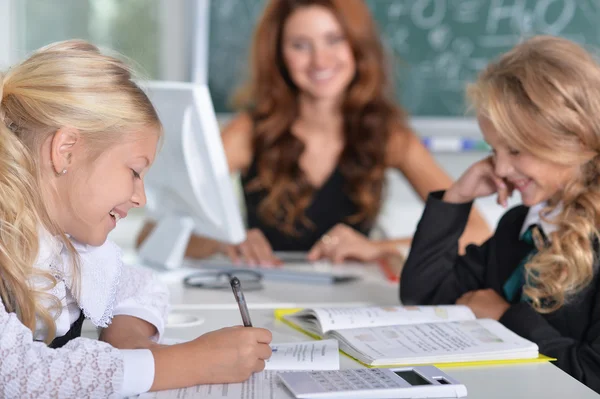 Lehrerin mit zwei Mädchen — Stockfoto