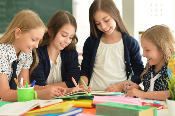 Barn i skolan på lektionerna — Stockfoto