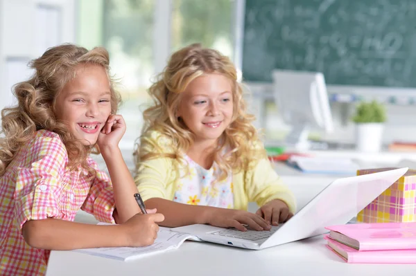 Mooie kleine meisjes op klasse — Stockfoto