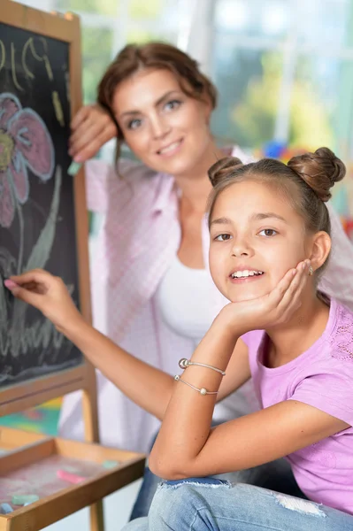 Mother and daughter drawing — Stock Photo, Image