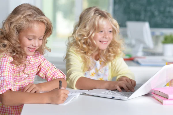 Meninas bonitas na classe — Fotografia de Stock