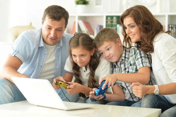 Gelukkig famyli plezier hebben samen — Stockfoto