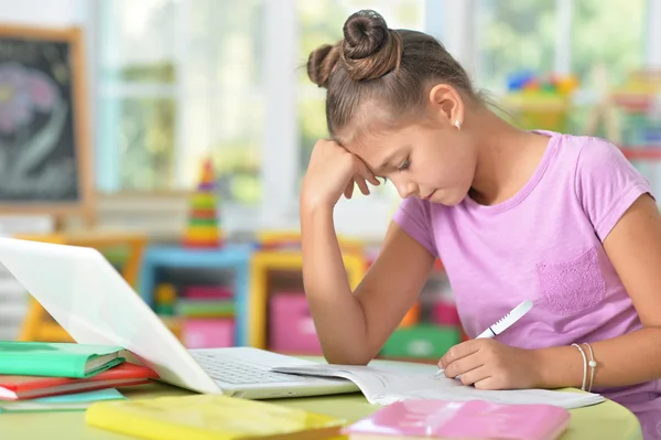 Little girl doing her homework — Stock Photo, Image