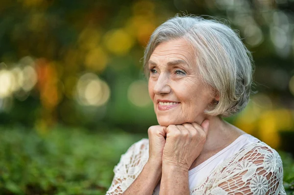 Mulher idosa sorridente — Fotografia de Stock