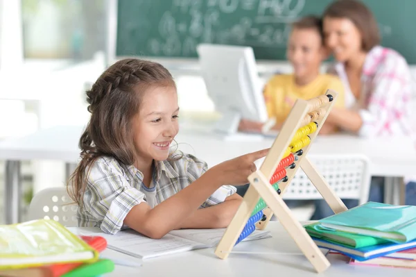 Barn i skolan i klassrummet — Stockfoto