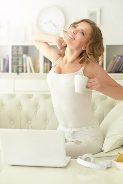 Jonge vrouw met laptop — Stockfoto