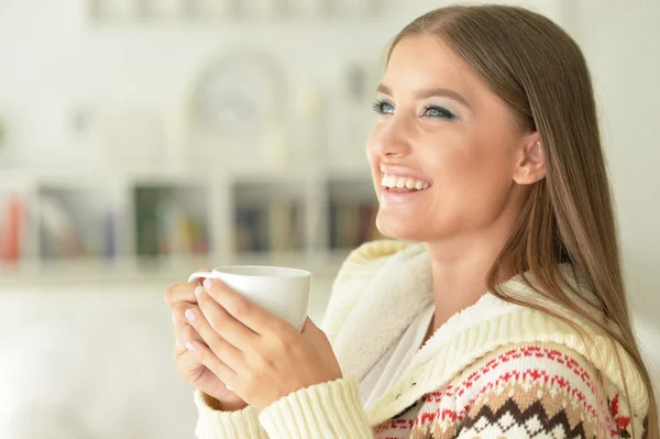 Vrouw met een kopje thee — Stockfoto