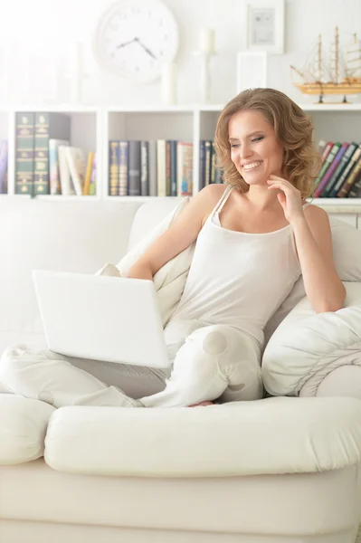 Jovem mulher usando laptop — Fotografia de Stock