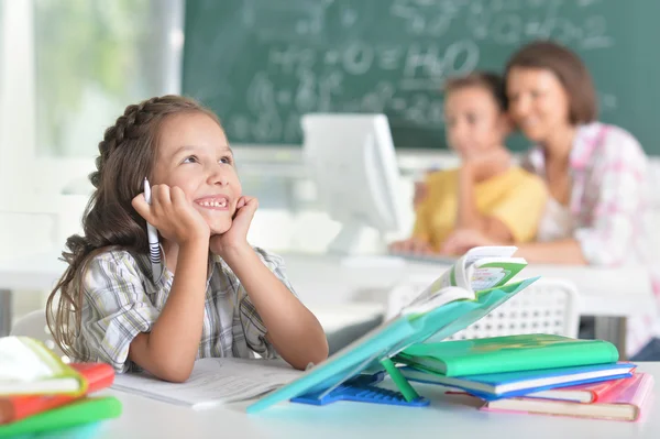 Kinder in der Schule im Klassenzimmer — Stockfoto