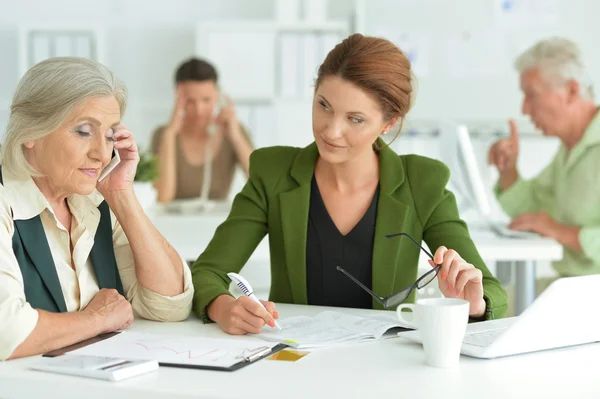 Zakenmensen werken in office — Stockfoto