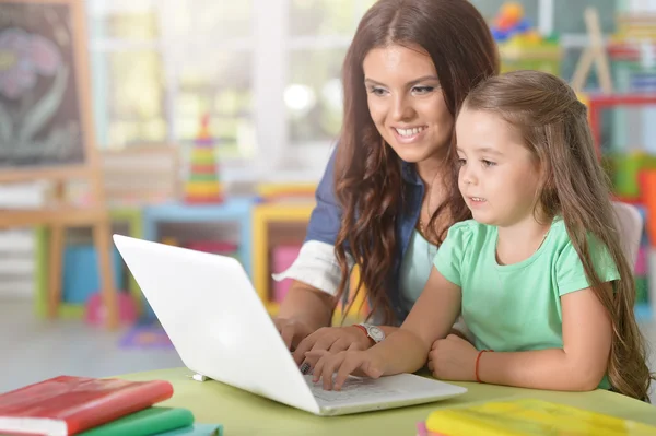 Mor och dotter som använder laptop — Stockfoto