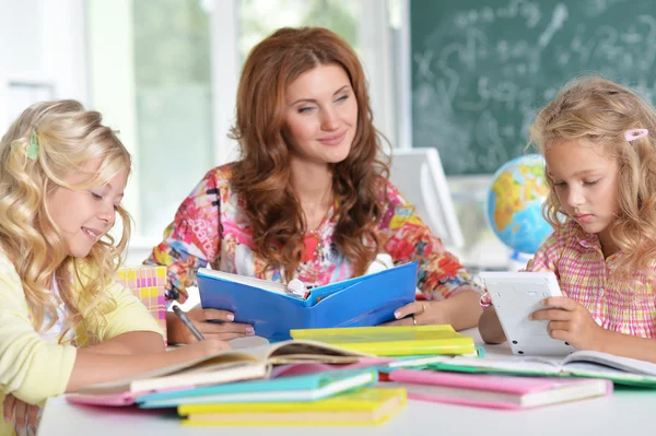 Lehrerin mit zwei Mädchen — Stockfoto