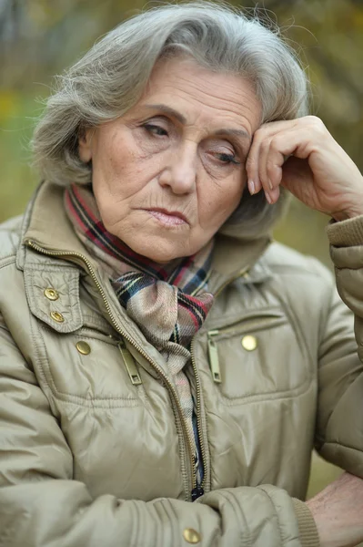 Donna anziana triste — Foto Stock