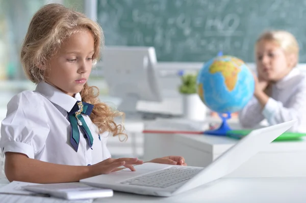 Belles petites filles en classe — Photo