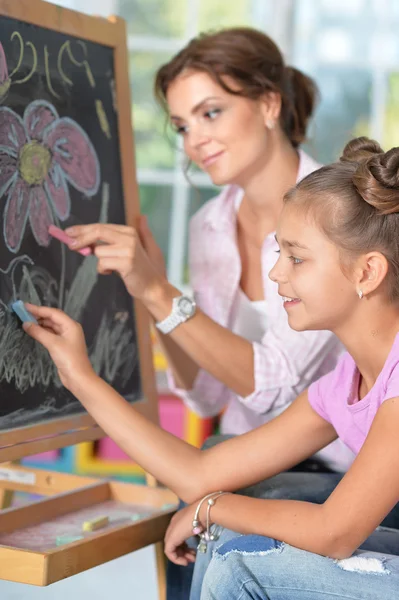 Mother and daughter drawing — Stock Photo, Image