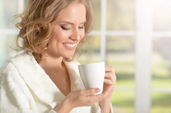 Donna con una tazza di tè — Foto Stock