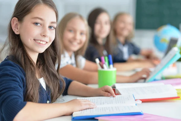 Kinderen op school in lessen — Stockfoto