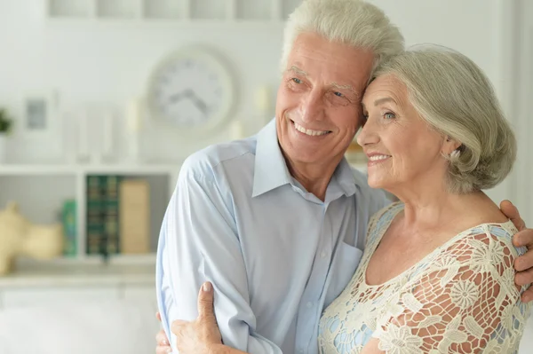 Porträt eines glücklichen, schönen Senioren-Paares — Stockfoto