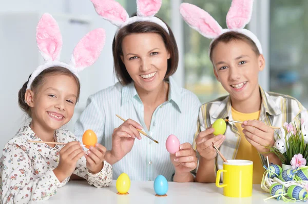 Moeder met kinderen schildert eieren — Stockfoto