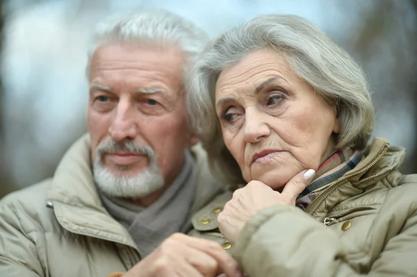 Nachdenkliches Seniorenpaar — Stockfoto