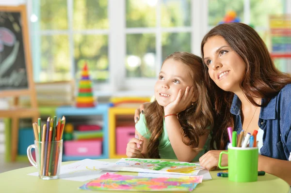 Madre e hija pintando — Foto de Stock