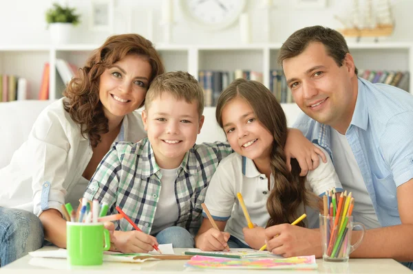 Família feliz se divertir juntos — Fotografia de Stock