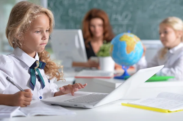 Insegnante con due ragazze — Foto Stock