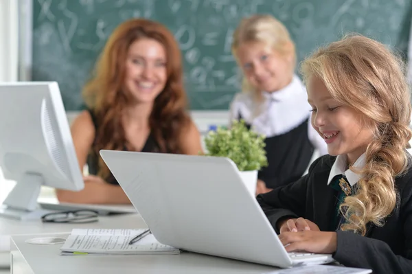 Insegnante con due ragazze — Foto Stock