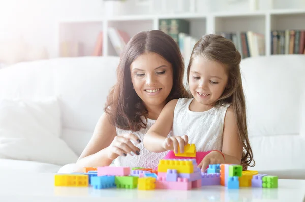 Klein meisje spelen met moeder — Stockfoto